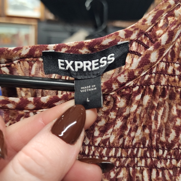 EXPRESS NWOT Shirred Short Sleeve Ruffle Blouse L - Picture 2 of 5